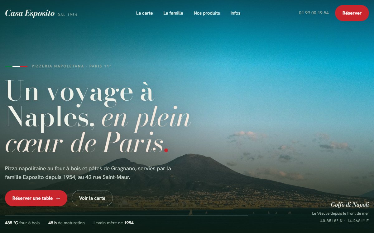 Version premium : photo plein écran du golfe de Naples, grand titre, bouton de réservation